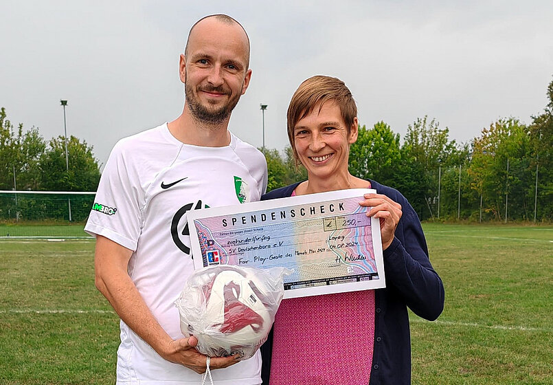 Fair Play-Botschafterin Christine Weigelt (re.) bei der Ehrung von Eiko Langner in Deutschenbora. © Torsten Tulke.