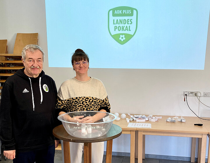 Spielleiter Ralf-Dietmar Günther hatte bei den Auslosungen Unterstützung von Madeleine Schellenberg vom Fußballverband Stadt Leipzig.