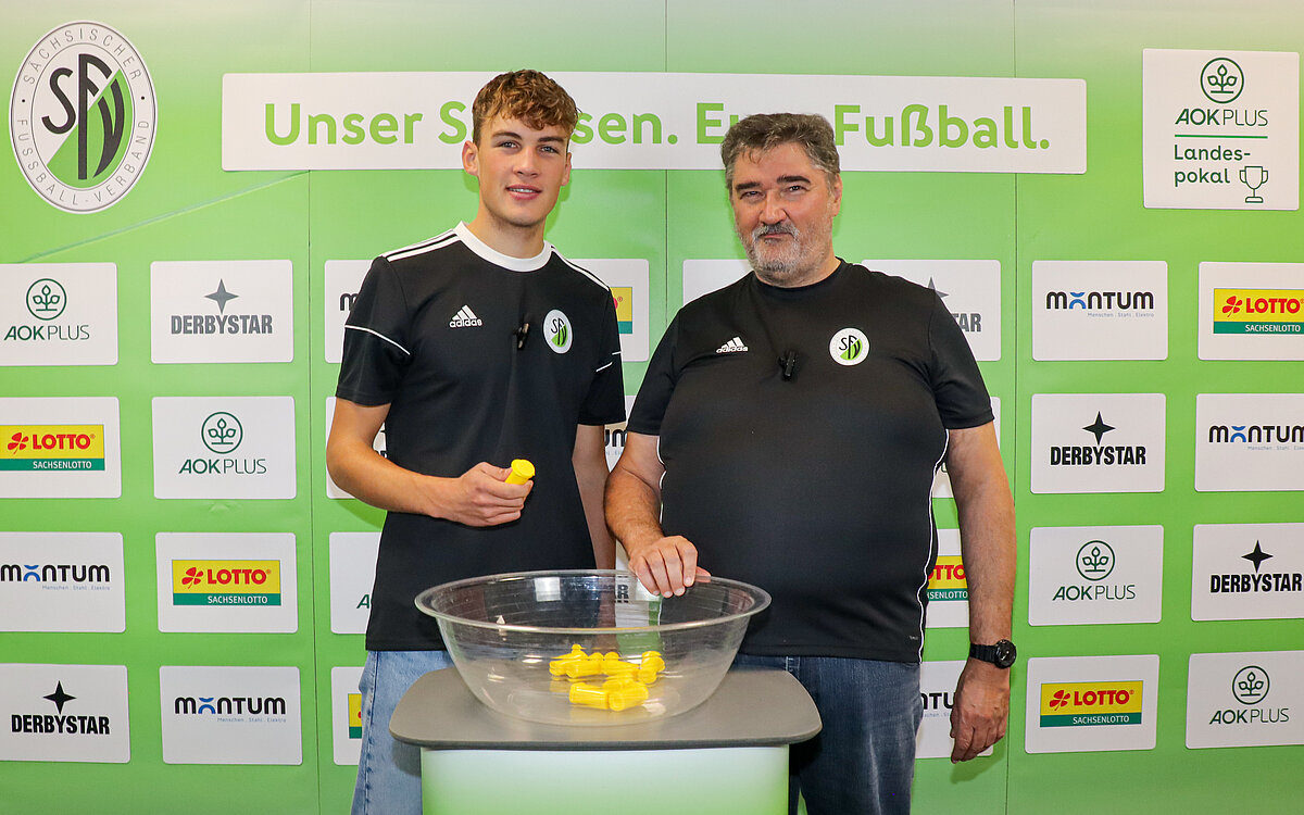 Heute Vormittag loste Pokalleiter Jörg Beutel zusammen mit Losfee und SFV-BA-Student Johann Leuthold die nächsten Begegnungen in Landespokalen der Frauen und Juniorinnen aus.