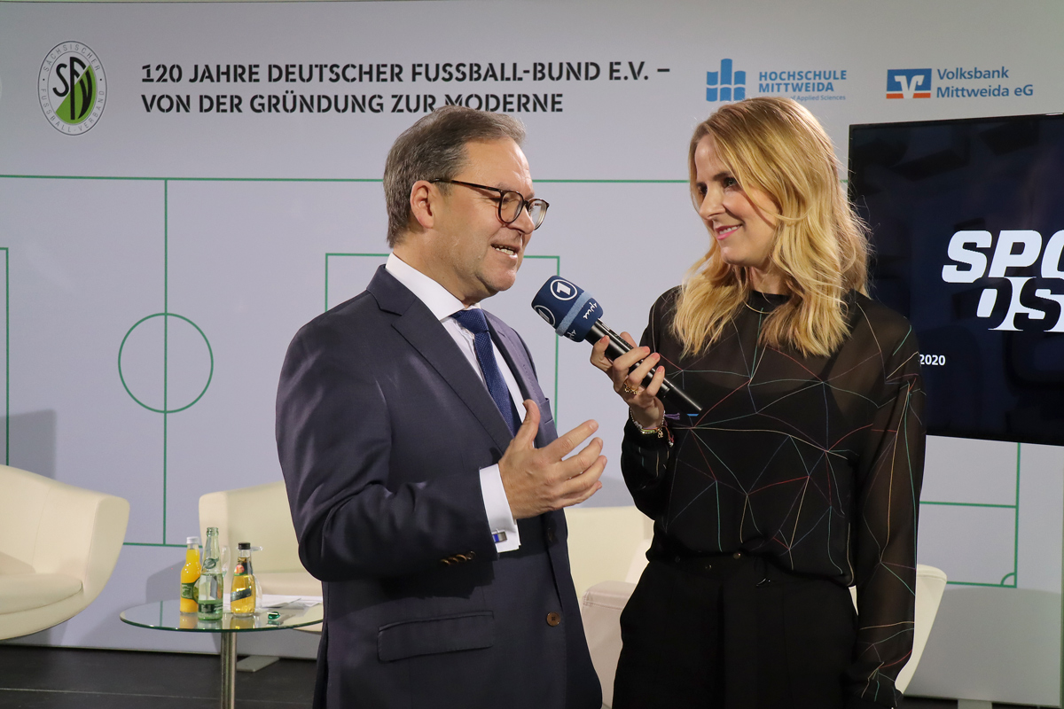 SFV-Präsident Hermann Winkler (links) lud DFB-Präsident Fritz Keller zum 120. Geburtstag des DFB nach Leipzig ein. Moderatorin Stephanie Müller-Spirra führte durch eine Talkrunde am Gründungsort.  © Luise Böttger