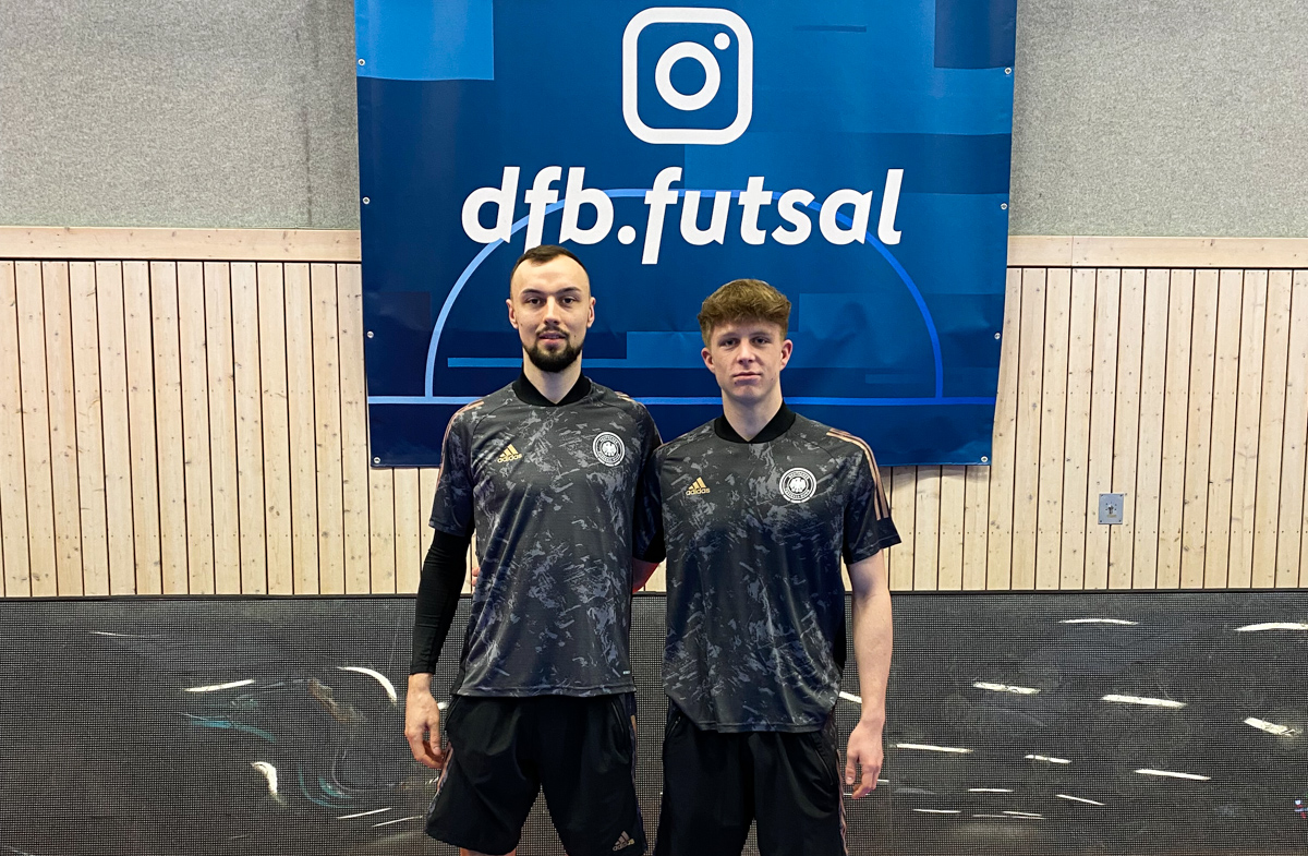 Hugo Jung (re.) vom 1. FC Lokomotive Leipzig ist bei seiner ersten Nominierung für die Deutsche Futsal-Nationalmannschaft in besten Händen. Mit Kapitän Christopher Wittig (li.) von HOT 05 teilt sich das junge Futsal-Talent ein Zimmer und wird dabei viele neue Dinge lernen.