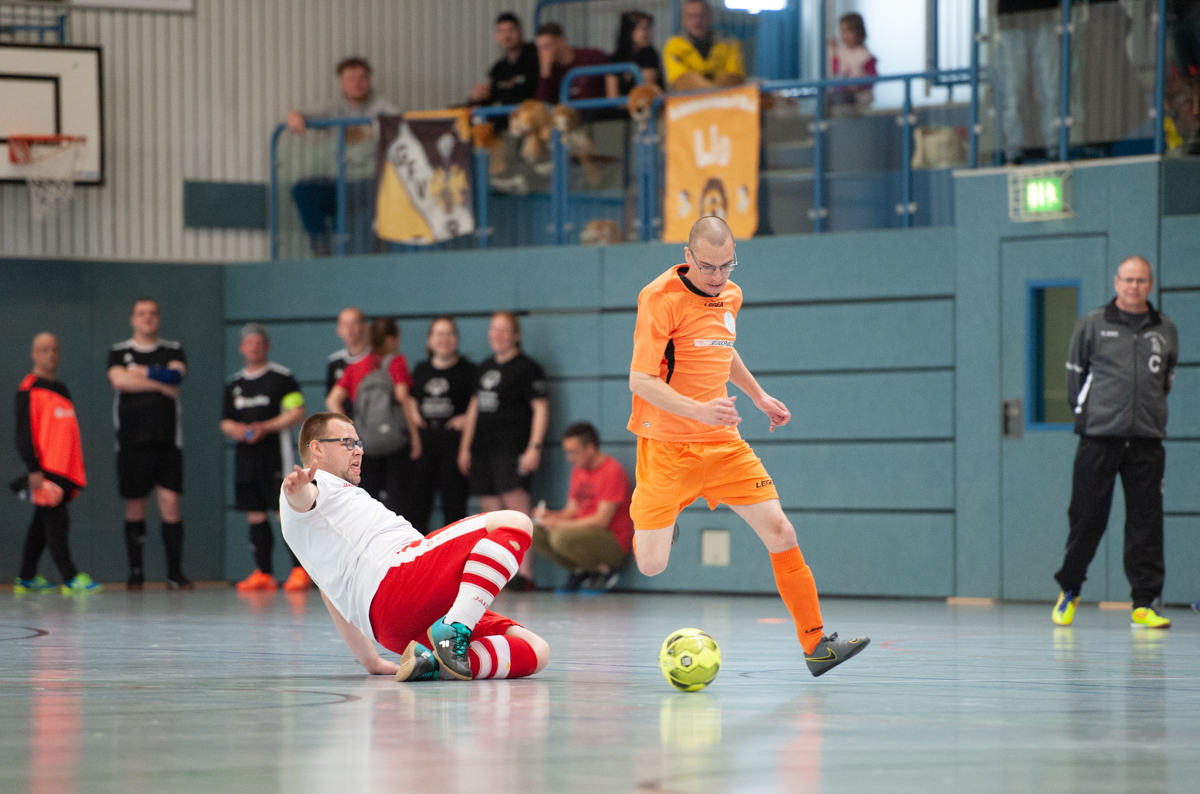 Gekämpft wird um jeden Ball - Shakehands ist aber Ehrensache. © Matthias Kost