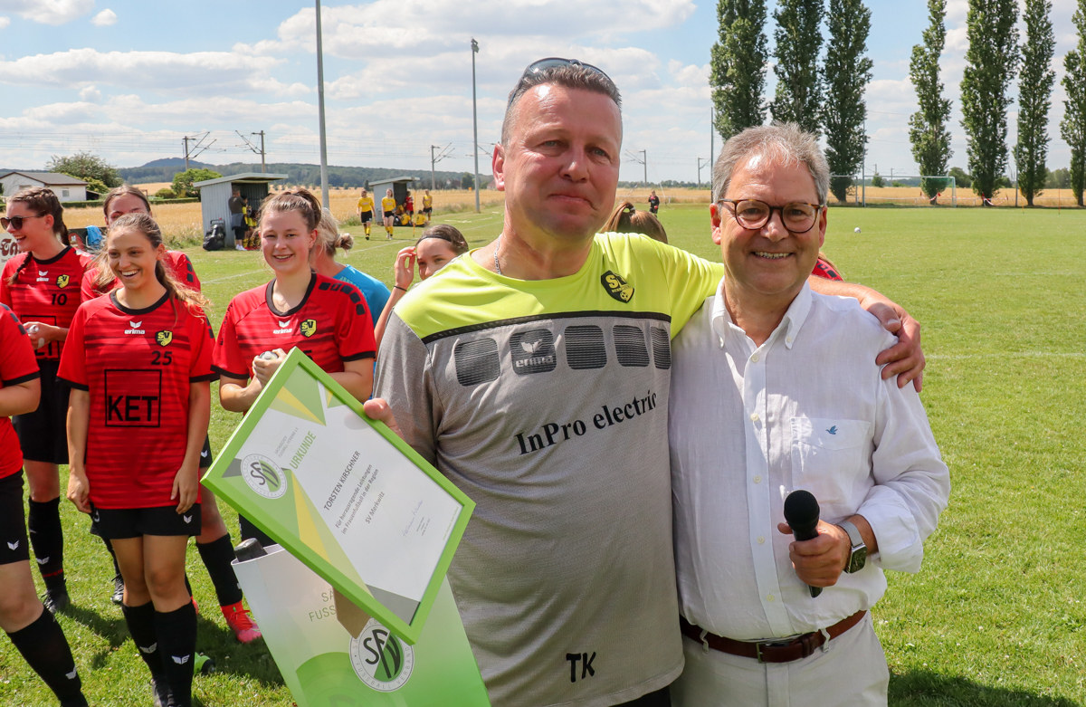 Das ist ehrliche Dankbarkeit: Torsten Kirschner (li.) vom SV Merkwitz nimmt SFV-Präsident Hermann Winkler nach der Fair Play-Auszeichnung fest in den Arm. Der SFV bedankt sich bei Torsten Kirschner und seinem Team für die besonders faire Geste. © Clemens Dymke